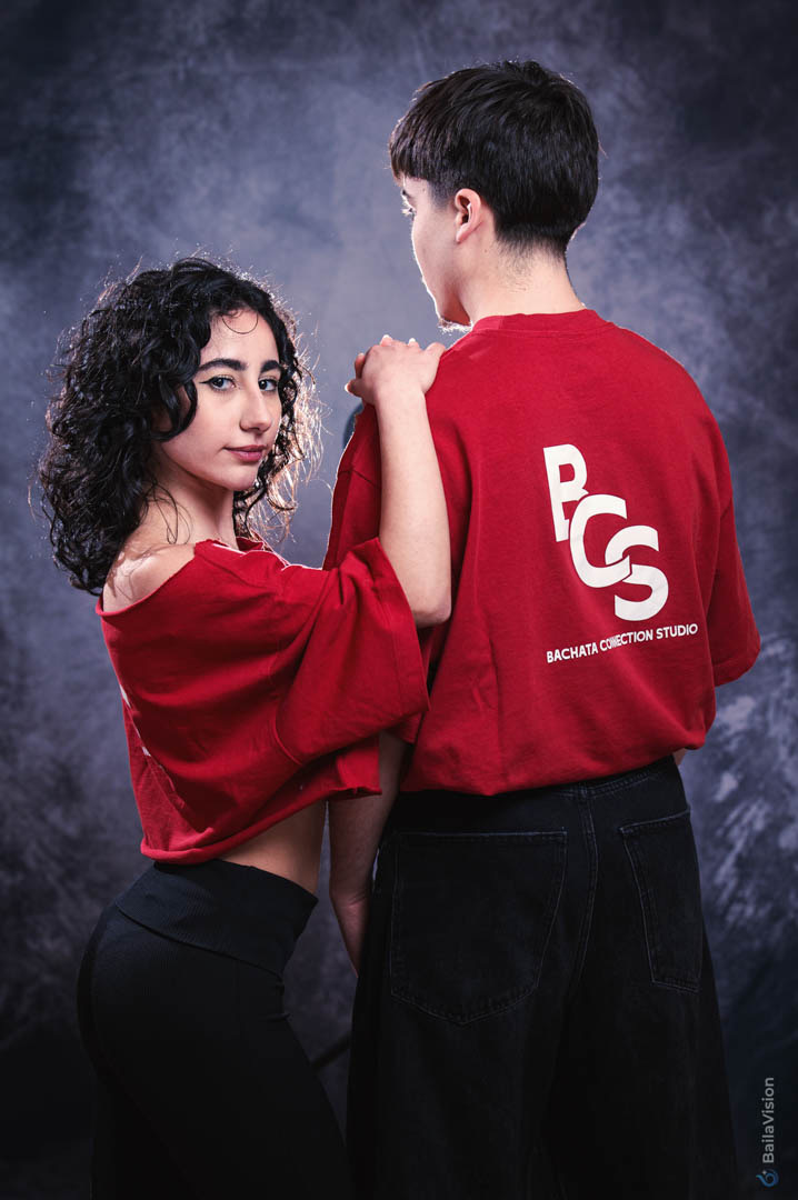 Portrait de branding d’un duo d’artistes portant des t-shirts rouges