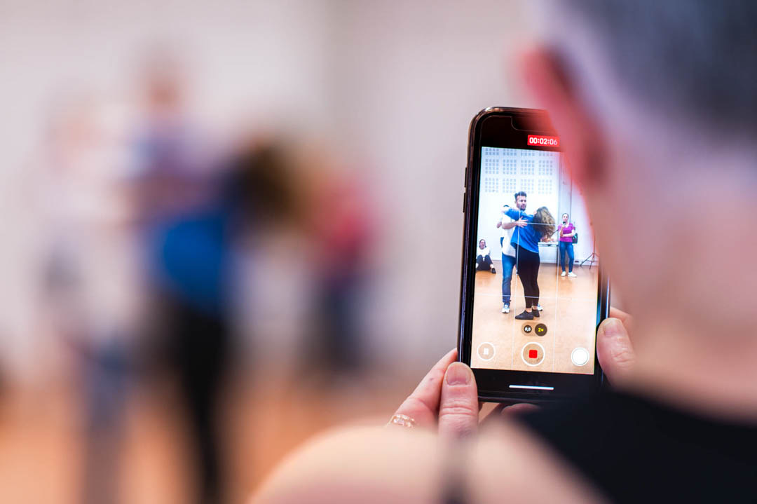 Performance de danse cadrée sur l’écran d’un smartphone