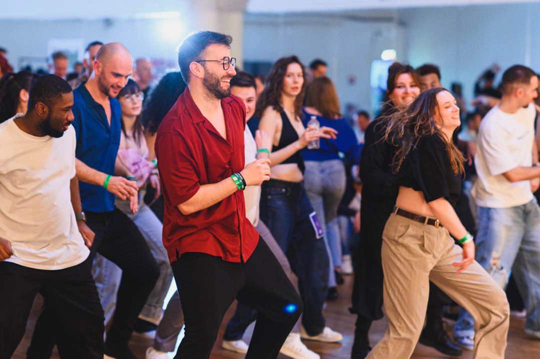 Groupe de danseurs partageant le mouvement pendant un workshop